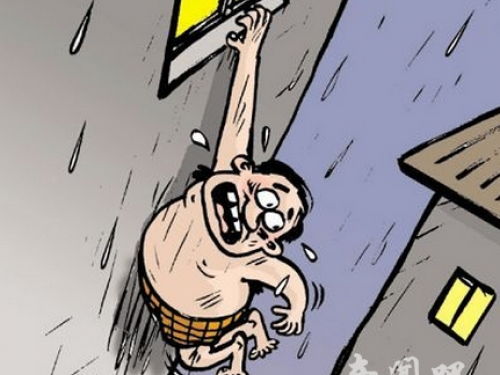 惯偷会情妇遇警情裸身跳楼跌断腿：以为有人捉