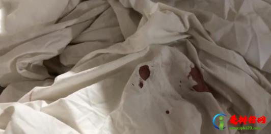 爆酒店白床单清洗全过程：带血床单和普通被罩