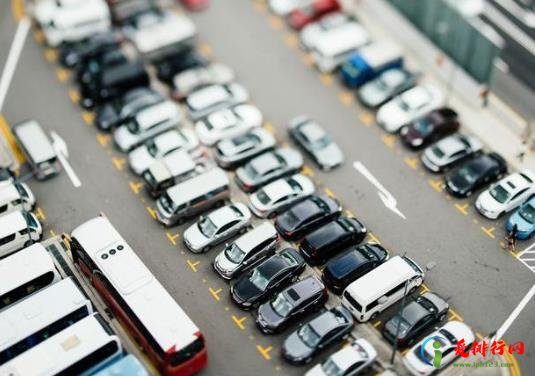 叫拖车拖别人的车谁付钱?有人乱停车可以叫交警拖车吗 叫拖车拖别人的车谁付钱?有人乱停车可以叫交