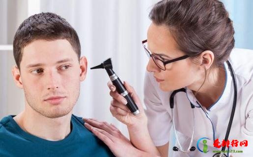 耳屎湿黄是怎么回事 耳屎是湿的有狐臭吗 耳屎湿黄是怎么回事 耳屎是湿的有狐臭吗