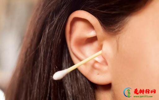 耳屎湿黄是怎么回事 耳屎是湿的有狐臭吗 耳屎湿黄是怎么回事 耳屎是湿的有狐臭吗