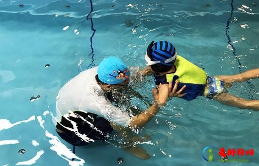 蛙泳长高还是自由泳长高 游泳长高几个月见效 蛙泳长高还是自由泳长高 游泳长高几个月见效