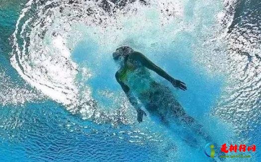 蛙泳瘦大腿还是粗大腿呢 蛙泳和自由泳哪个锻炼效果好 蛙泳瘦大腿还是粗大腿呢 蛙泳和自由泳哪个锻炼