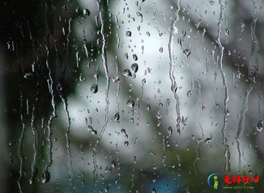 为什么下暴雨有的飞机还能起飞？夏季下暴雨飞