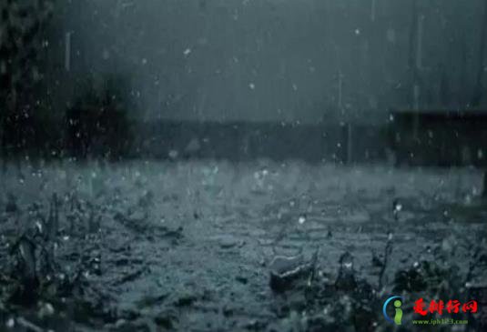 为什么下暴雨有的飞机还能起飞？夏季下暴雨飞